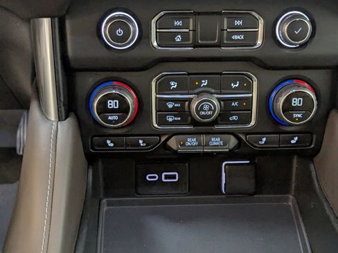 Used 2024 Chevrolet Suburban LT image 27