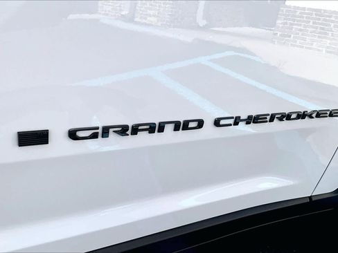 Used 2025 Jeep Grand Cherokee Altitude AWD/4WD image 10