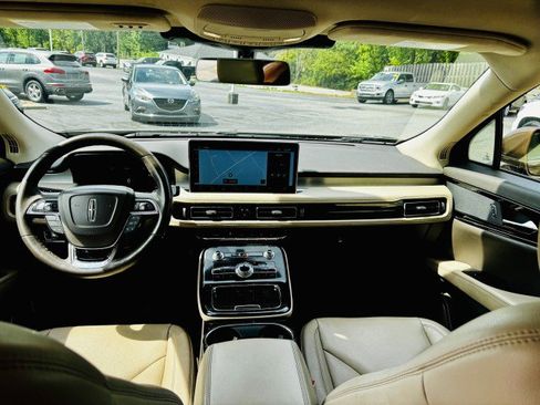 Used 2022 Lincoln Nautilus FWD w/ Premium Package image 7