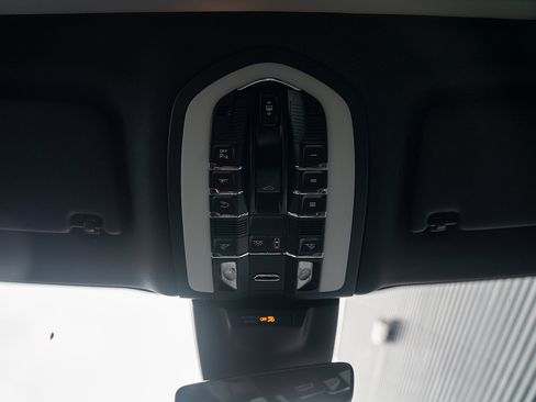 Certified 2025 Porsche Macan image 10