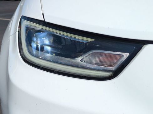 Used 2025 Chrysler Pacifica Select image 13