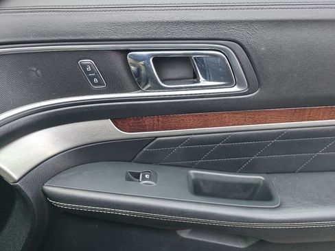 Used 2018 Ford Explorer Platinum image 25