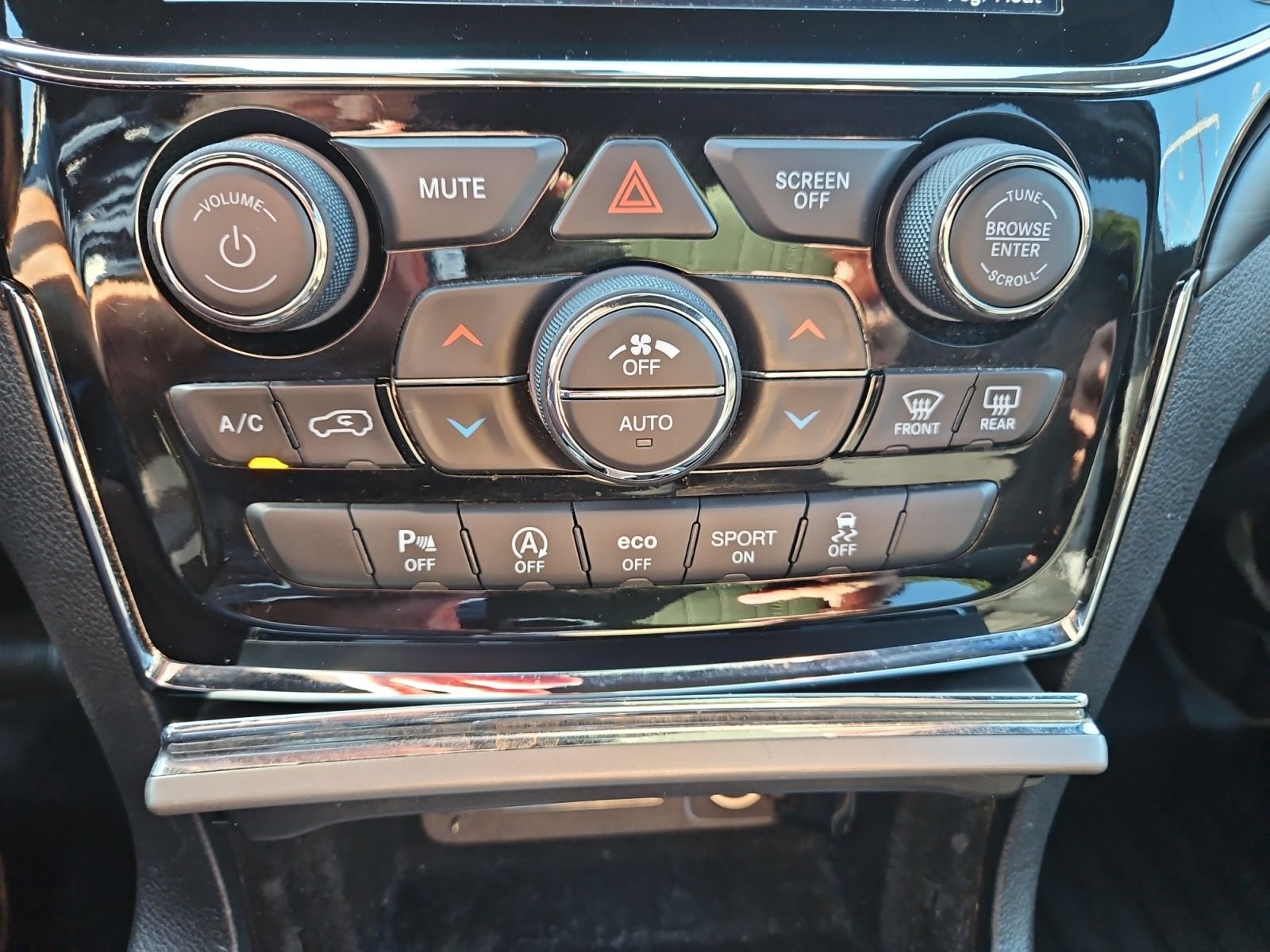Used 2020 Jeep Grand Cherokee Altitude AWD/4WD image 28