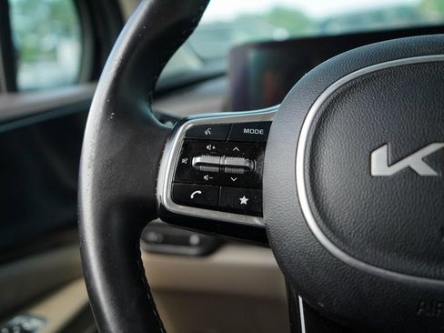 Used 2025 Kia Carnival FWD image 29