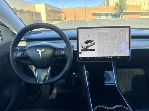 Used 2021 Tesla Model Y Long Range AWD/4WD image 17