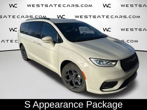 Used 2021 Chrysler Pacifica Touring w/ Uconnect Theater Family Group image 4