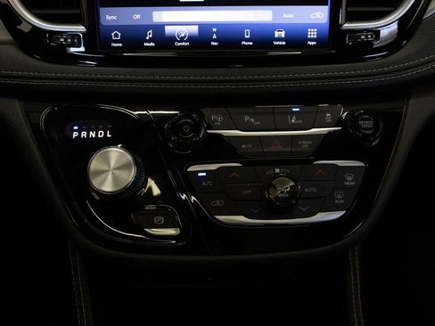 Used 2021 Chrysler Pacifica Limited w/ Uconnect Theater Family Group FWD image 37