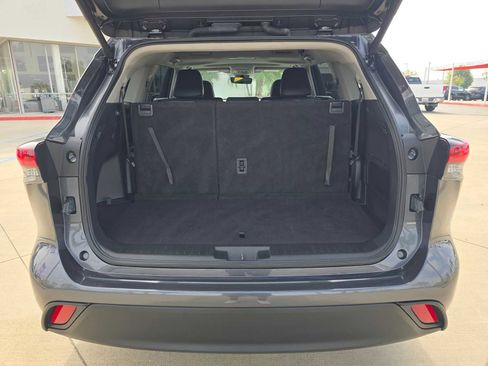 Certified 2025 Toyota Highlander XLE FWD image 16