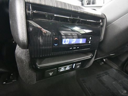 Used 2024 Jeep Wagoneer L Series II w/ Flexible Seating Group image 16