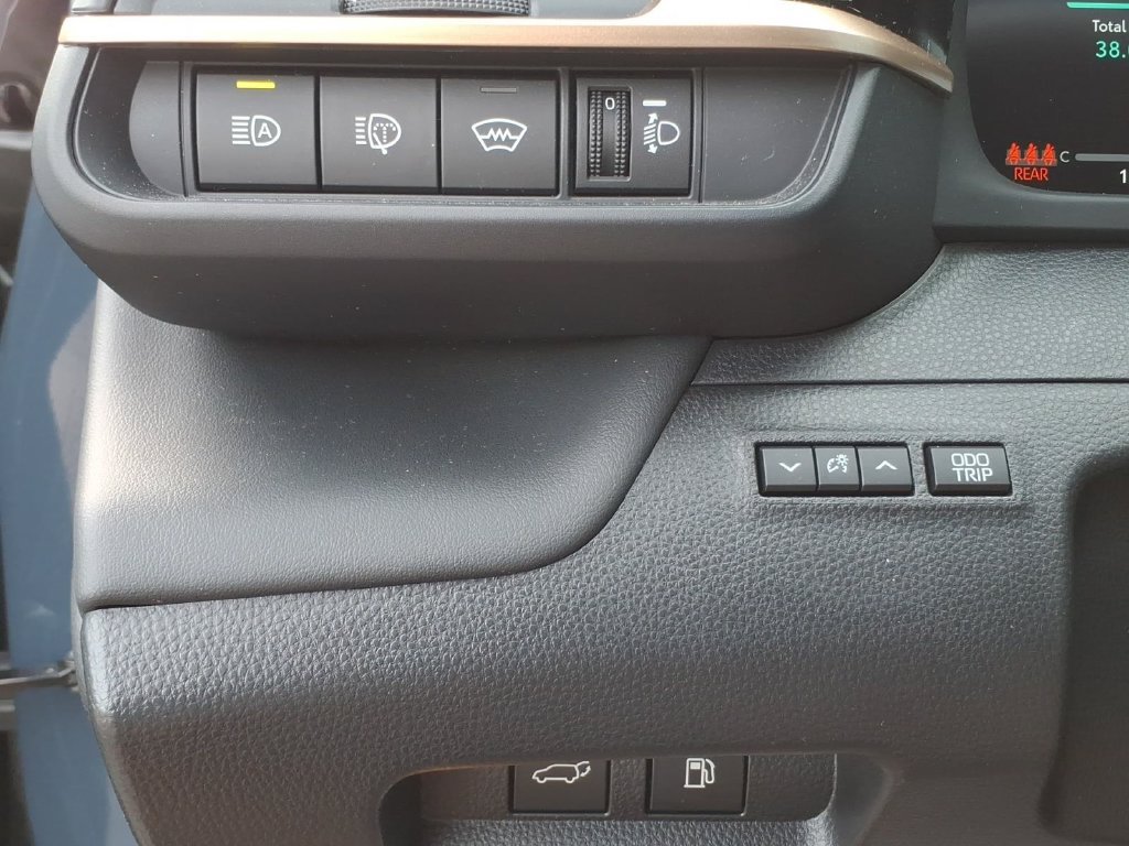 Used 2025 Toyota Crown Signia AWD/4WD image 18