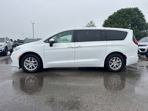 Used 2023 Chrysler Pacifica Touring-L FWD image 3