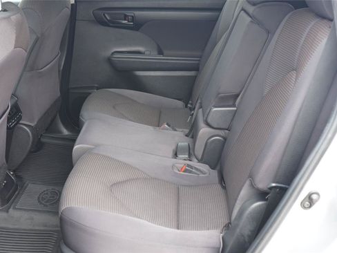 Used 2023 Toyota Highlander LE AWD/4WD image 23