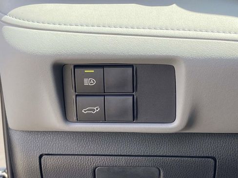 Used 2025 Toyota Highlander XLE AWD/4WD image 30