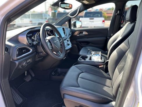 New 2025 Chrysler Pacifica Select image 19