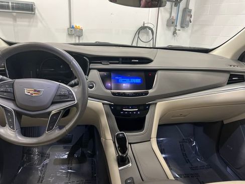 Used 2018 Cadillac XT5 Luxury w/ Driver Awareness Package image 11