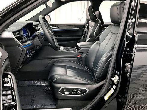 Used 2023 Jeep Grand Cherokee Overland w/ Advanced Protech Group III image 23