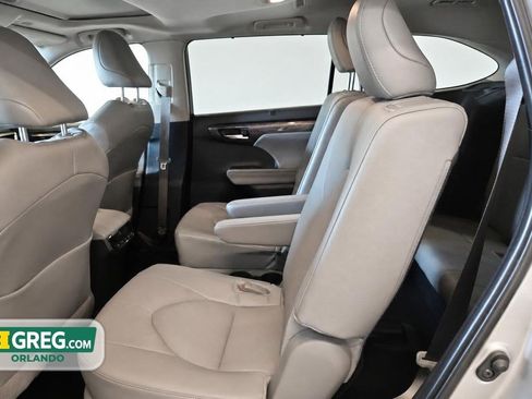 Used 2024 Toyota Highlander Limited AWD/4WD image 16