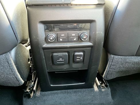 Used 2023 Chevrolet Traverse High Country AWD/4WD image 28