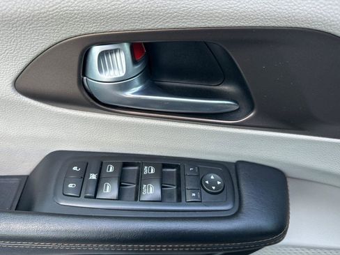 Used 2017 Chrysler Pacifica Touring-L image 10