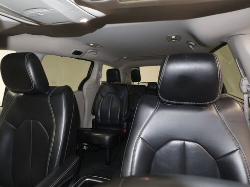 Used 2023 Chrysler Pacifica Touring-L image 16