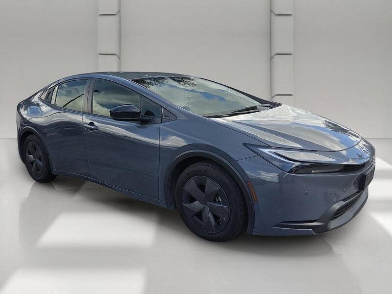 Used 2024 Toyota Prius LE FWD image 3