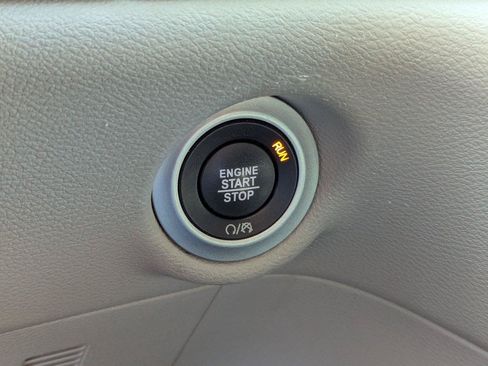 Used 2023 Chrysler Pacifica Touring-L FWD image 15
