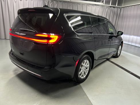 Used 2024 Chrysler Pacifica Touring-L image 7