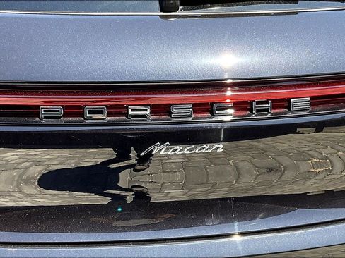 Certified 2025 Porsche Macan image 33