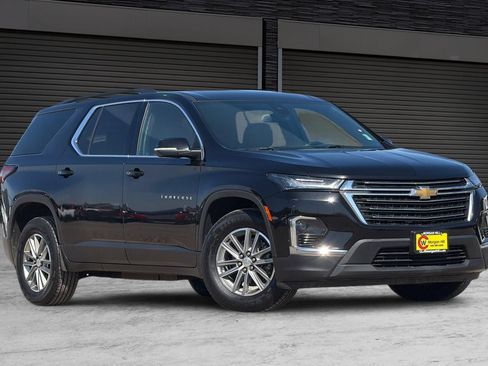 Used 2023 Chevrolet Traverse LT FWD image 2