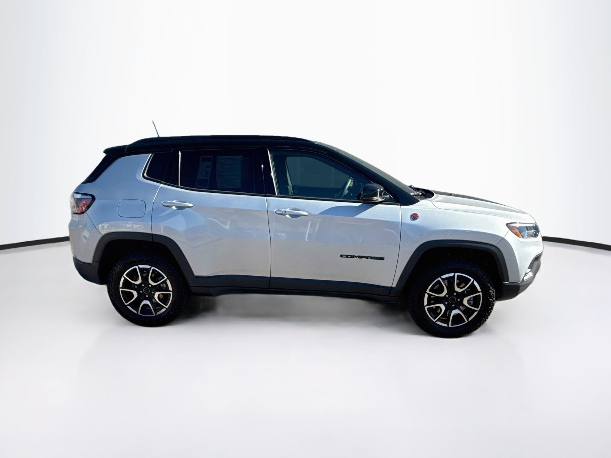 Used 2025 Jeep Compass Trailhawk AWD/4WD image 10
