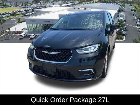 Certified 2023 Chrysler Pacifica Touring-L FWD image 3
