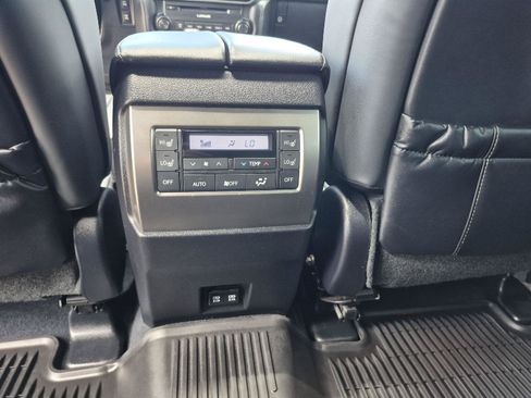 Used 2023 Lexus GX 460 Premium w/ Accessory Package AWD/4WD image 12