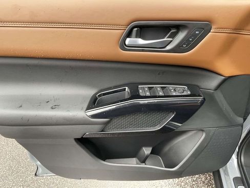 New 2026 Nissan Pathfinder Platinum image 17