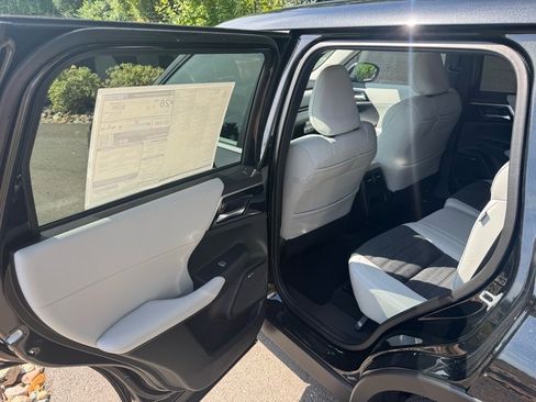 New 2025 Mitsubishi Outlander SE image 18