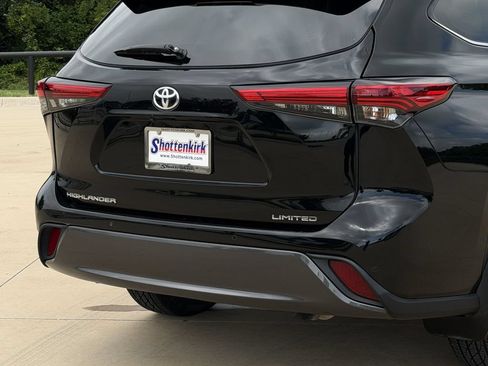 Used 2023 Toyota Highlander Limited FWD image 6