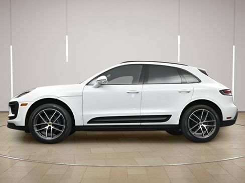 Used 2023 Porsche Macan AWD/4WD image 32