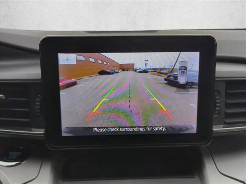 Used 2022 Ford Explorer XLT w/ Equipment Group 202A image 9