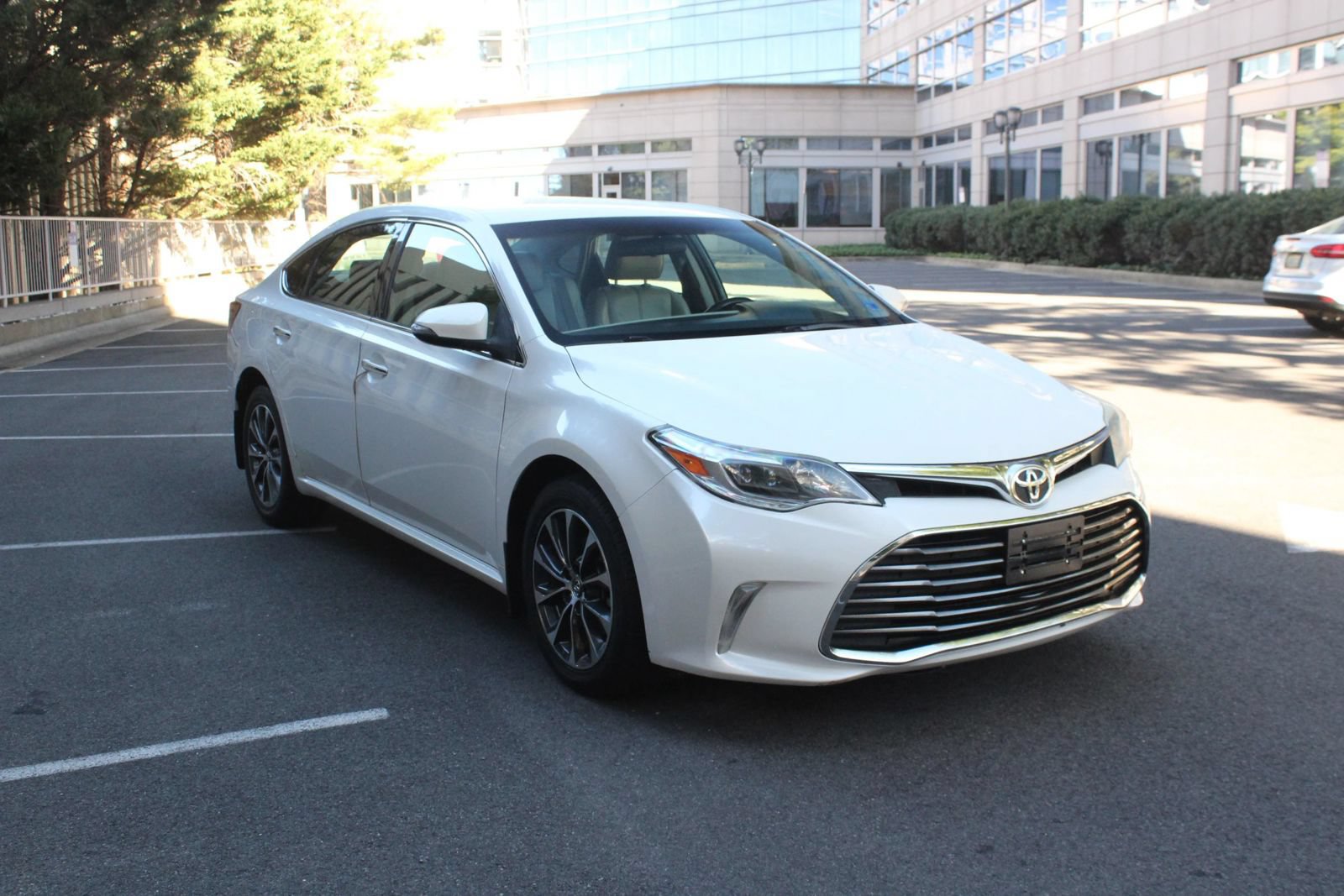 Used 2016 Toyota Avalon XLE FWD image 1