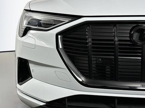Used 2023 Audi e-tron Premium w/ Convenience Plus Package image 16