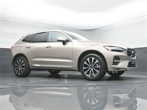 Used 2023 Volvo XC60 B5 Plus image 33