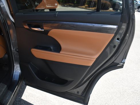Used 2024 Toyota Highlander Platinum FWD image 22