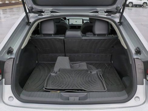 Used 2024 Toyota Prius XLE image 17