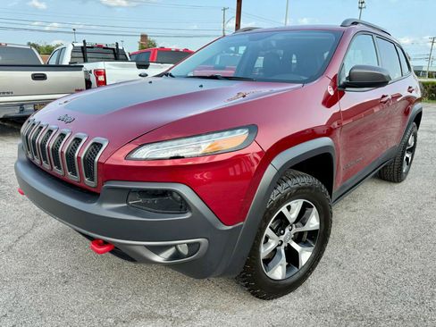 Used 2017 Jeep Cherokee Trailhawk w/ Comfort/Convenience Group AWD/4WD image 2