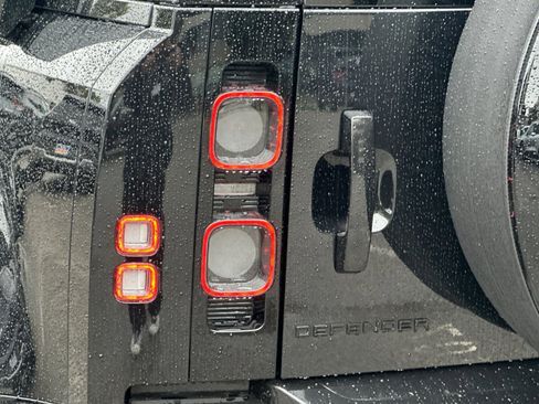 Used 2020 Land Rover Defender 110 X image 28