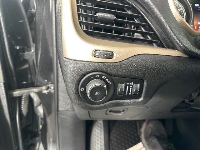 Used 2015 Jeep Cherokee Latitude w/ Cold Weather Group AWD/4WD image 16
