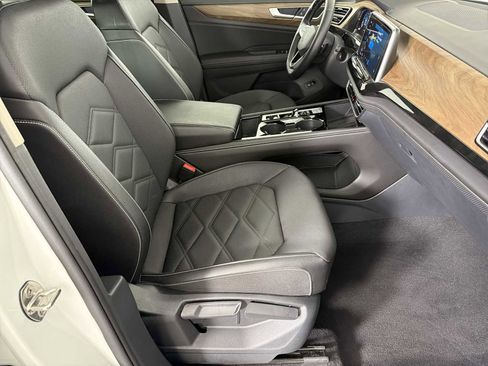 Used 2025 Volkswagen Atlas SE AWD/4WD image 12