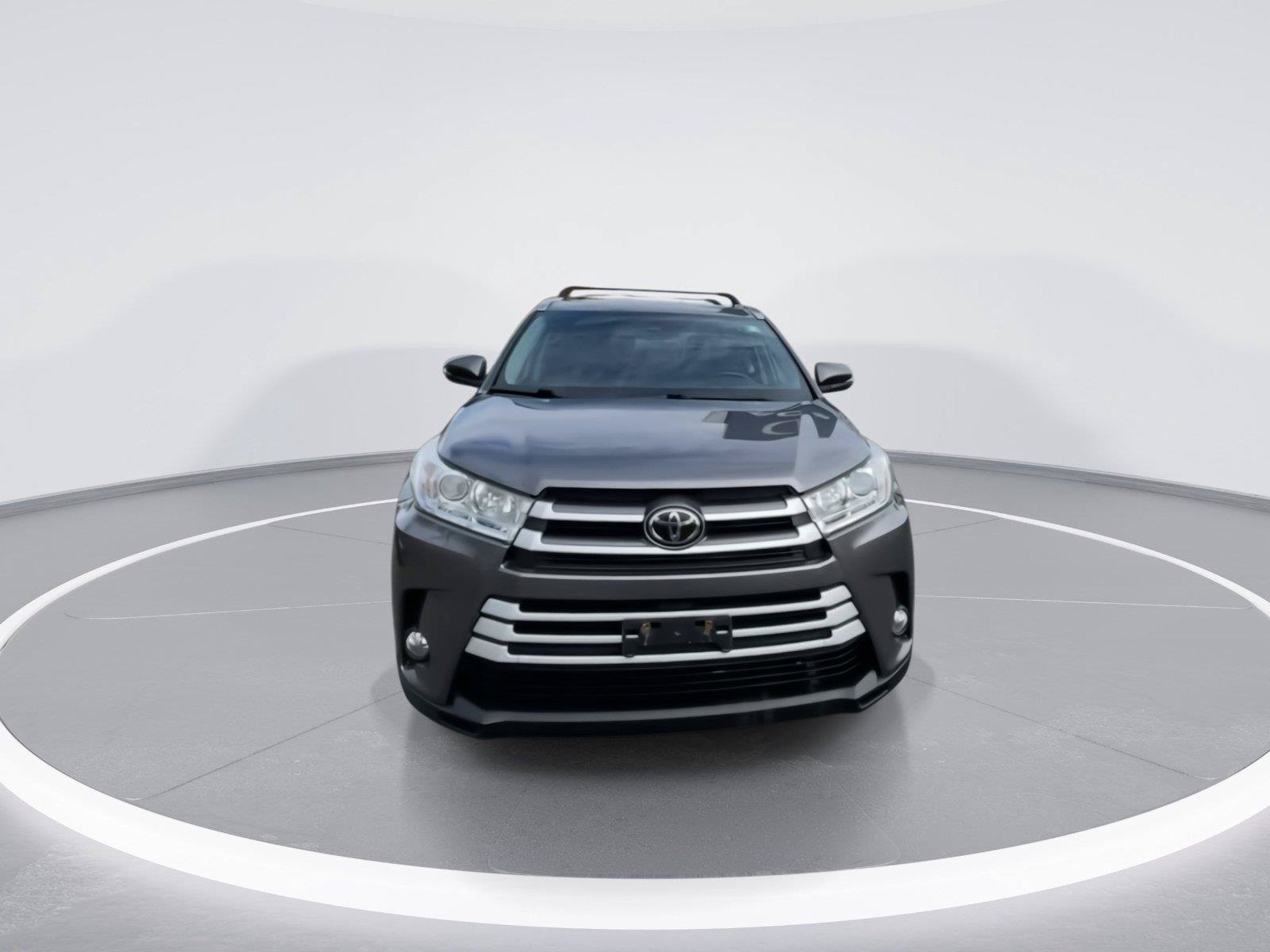 Used 2019 Toyota Highlander XLE AWD/4WD image 3