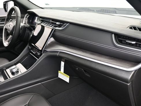 Used 2025 Jeep Grand Cherokee Limited image 44