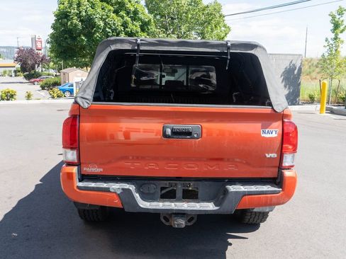 Used 2016 Toyota Tacoma TRD Sport AWD/4WD image 6