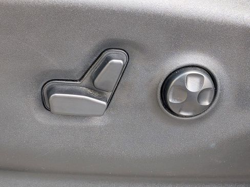 Used 2018 Chrysler Pacifica Touring-L FWD image 18